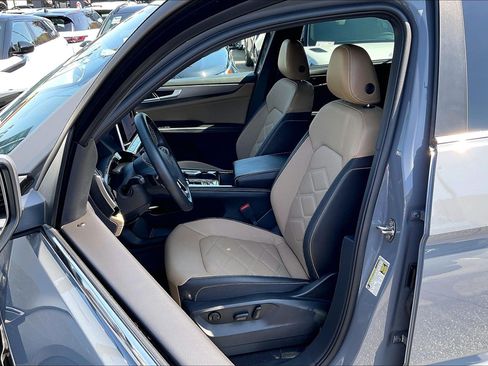 Used 2024 Volkswagen Atlas Cross Sport SE FWD image 8