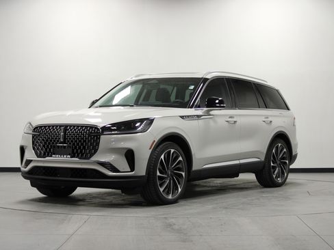 Used 2025 Lincoln Aviator Reserve w/ Luxury Package image 8