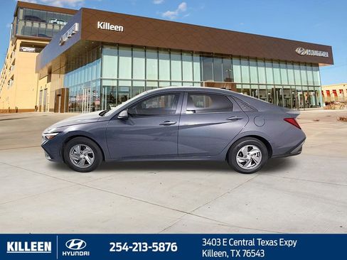 Used 2025 Hyundai Elantra SE w/ Cargo Package FWD image 4