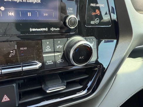 Used 2021 Toyota Highlander XLE AWD/4WD image 36