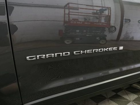 Used 2025 Jeep Grand Cherokee Limited AWD/4WD image 7
