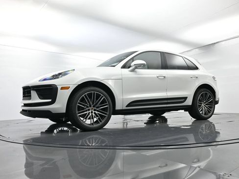 Certified 2025 Porsche Macan AWD/4WD image 44