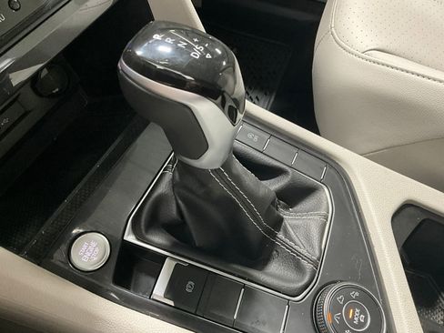 Used 2024 Volkswagen Tiguan SE image 16