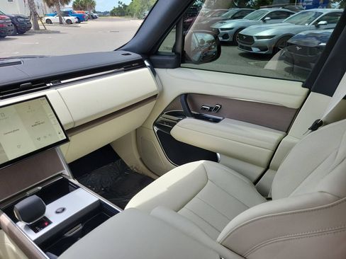 Used 2025 Land Rover Range Rover SE AWD/4WD image 12