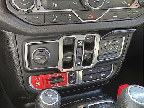 Used 2025 Jeep Wrangler Unlimited Rubicon AWD/4WD image 30