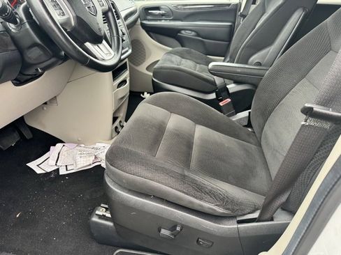 Used 2019 Dodge Grand Caravan SE w/ UConnect Hands-Free Group image 5