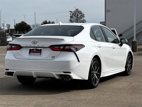 Used 2021 Toyota Camry SE w/ Cold Weather Package image 4