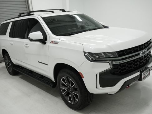 Used 2022 Chevrolet Suburban Z71 w/ Luxury Package AWD/4WD image 2