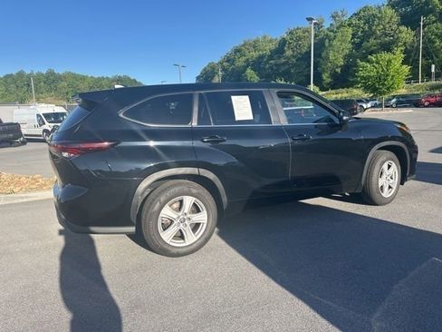 Used 2024 Toyota Highlander LE FWD image 14