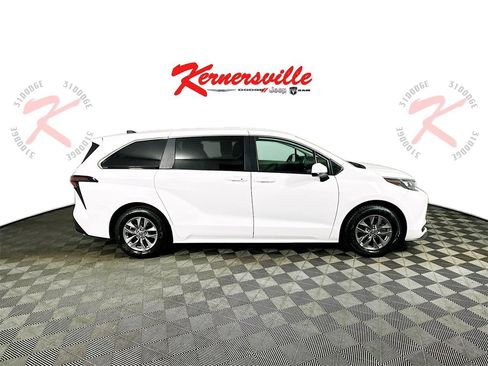 Used 2024 Toyota Sienna LE image 8