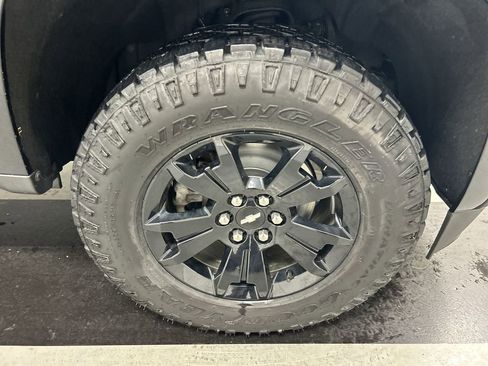Used 2022 Chevrolet Colorado Z71 w/ Z71 Midnight Edition AWD/4WD image 8