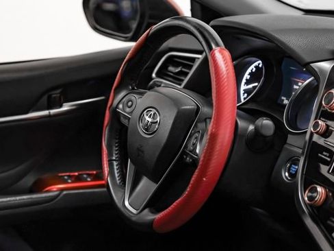 Used 2018 Toyota Camry XLE FWD image 16