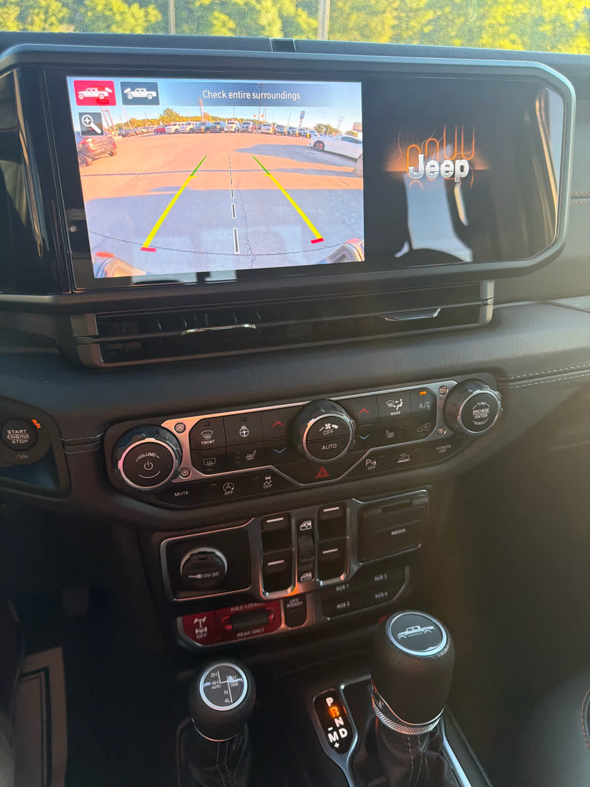 Used 2024 Jeep Gladiator Mojave AWD/4WD image 16