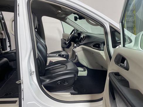 Used 2020 Chrysler Pacifica Touring-L Plus w/ Tire & Wheel Group image 24