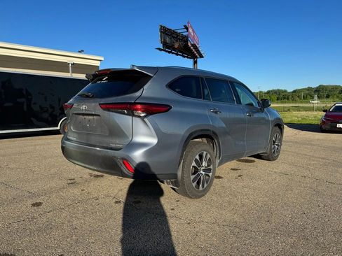 Used 2021 Toyota Highlander XLE AWD/4WD image 14