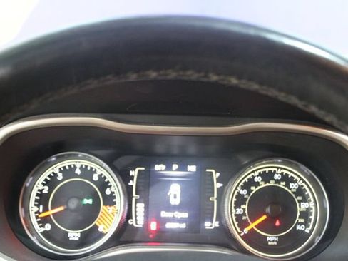 Used 2015 Jeep Cherokee Latitude w/ Cold Weather Group AWD/4WD image 18
