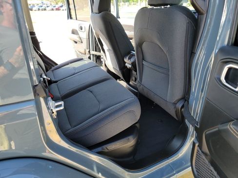 Used 2025 Jeep Wrangler Unlimited Sahara w/ Safety Group AWD/4WD image 15