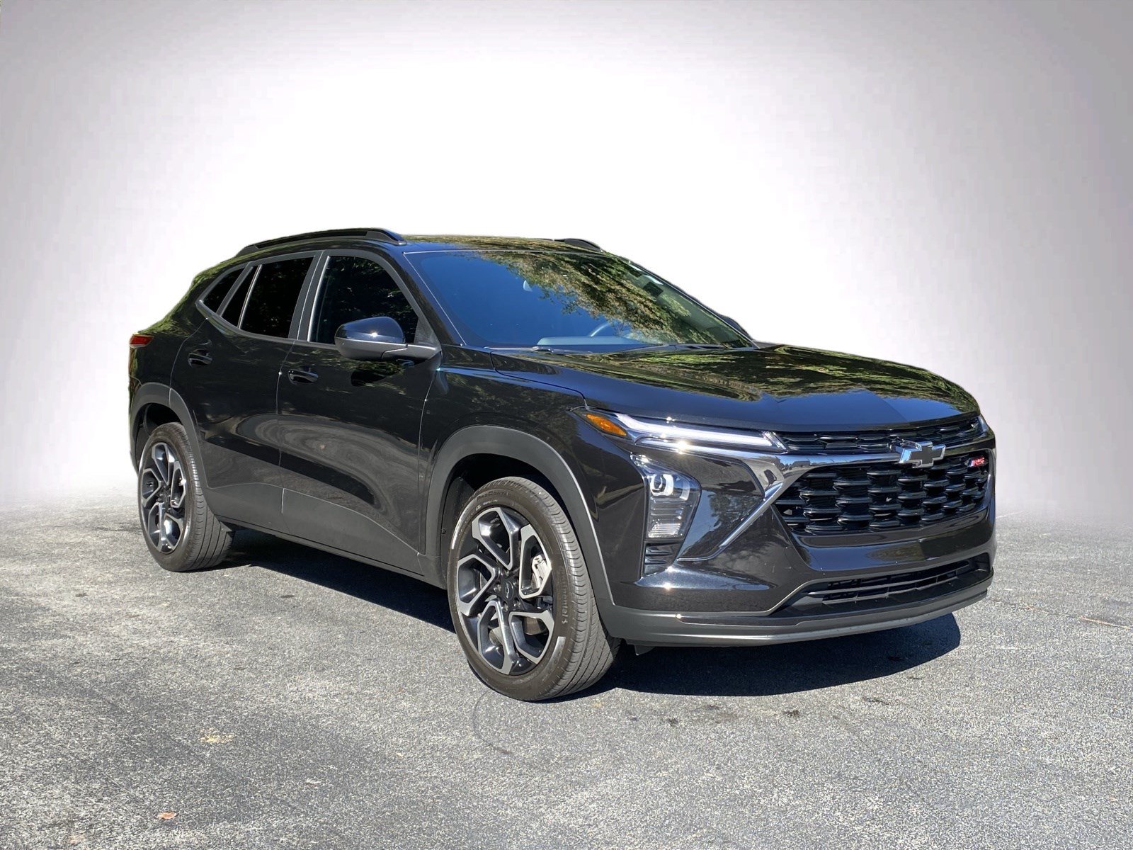 Used 2025 Chevrolet Trax RS w/ Sunroof Package FWD image 2