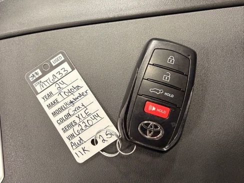 Used 2024 Toyota Highlander XLE AWD/4WD image 42