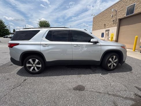 Used 2021 Chevrolet Traverse LT w/ LT Premium Package FWD image 9