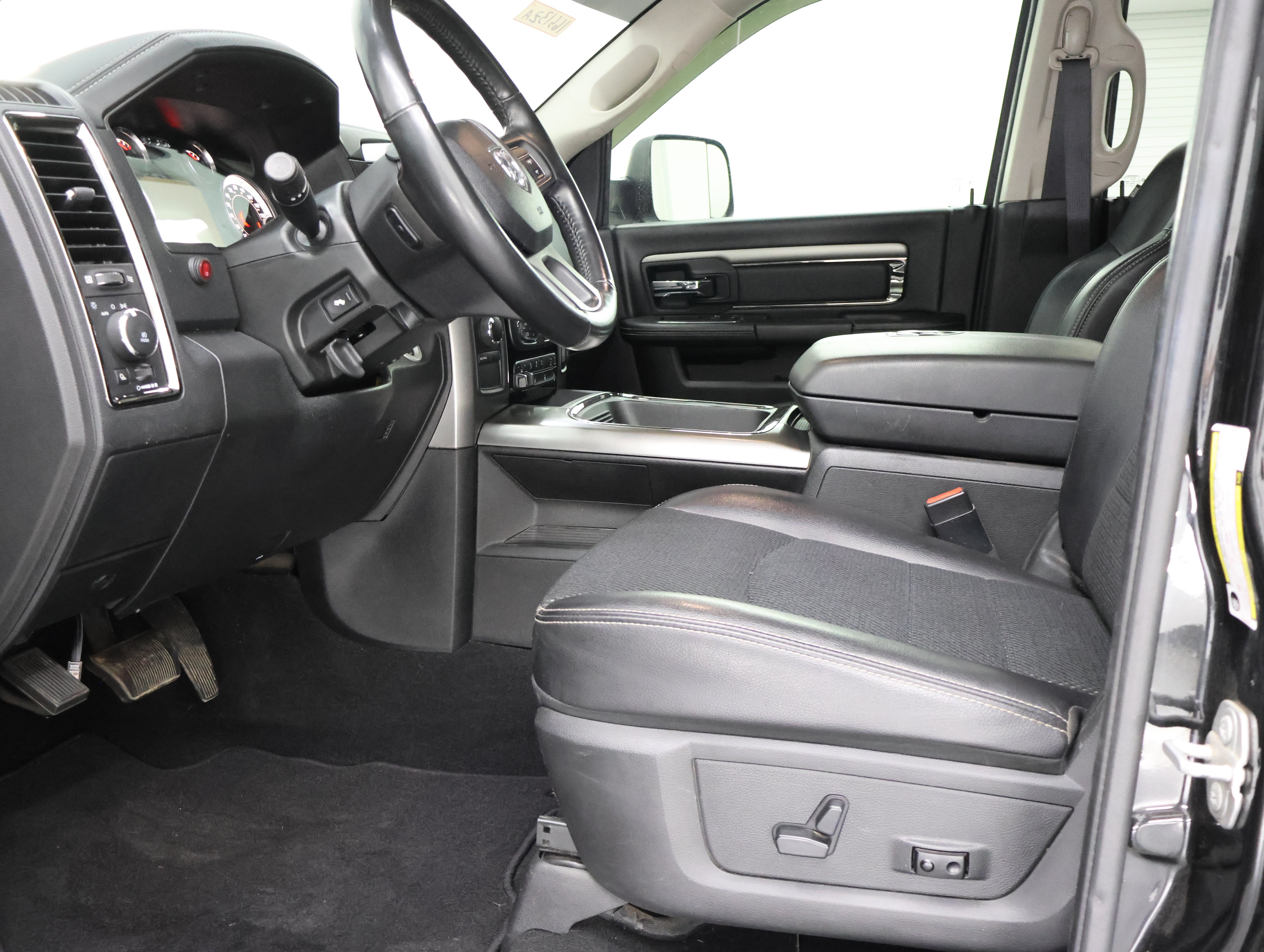 Used 2018 RAM 2500 Big Horn w/ Sport Appearance Group AWD/4WD image 8