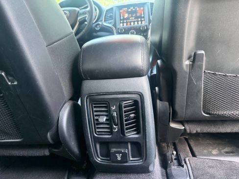 Used 2018 Jeep Grand Cherokee Altitude RWD image 11