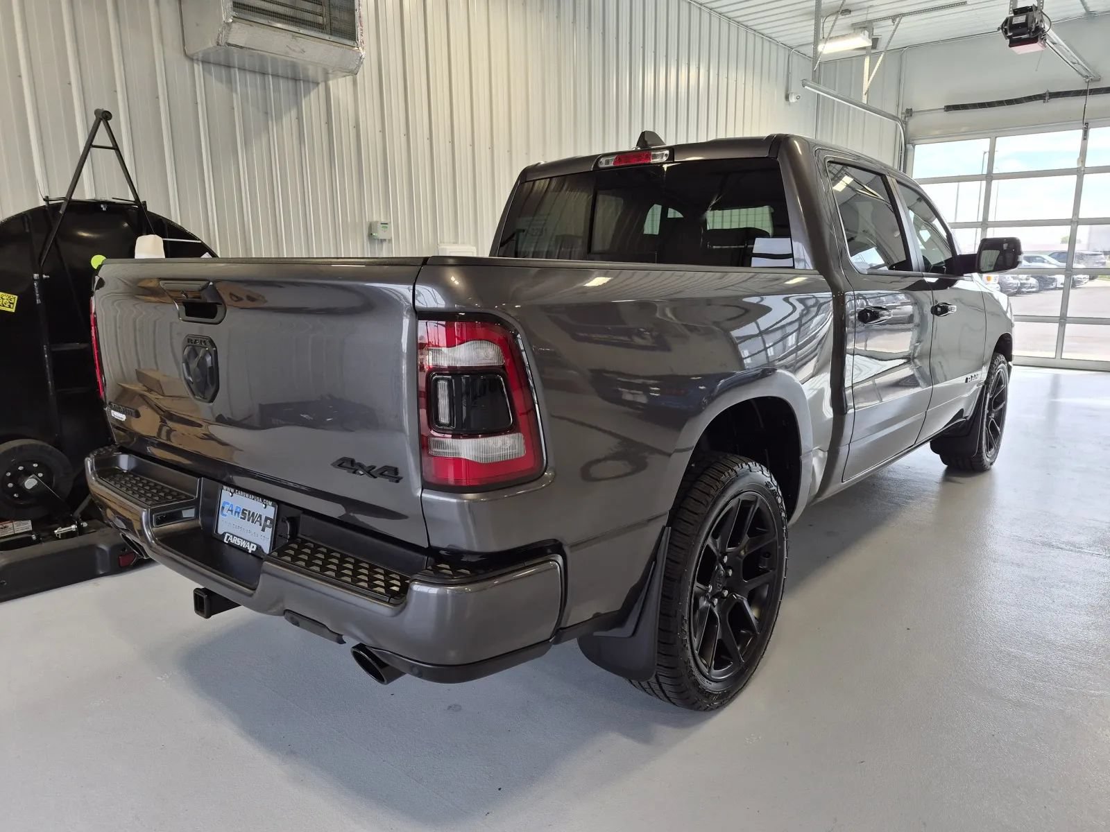 Used 2024 RAM 1500 Laramie AWD/4WD image 3