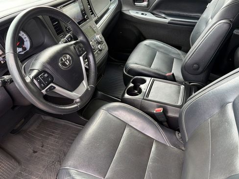 Used 2019 Toyota Sienna SE w/ SE Preferred Package FWD image 9