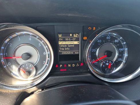 Used 2014 Chrysler Town & Country Touring FWD image 21