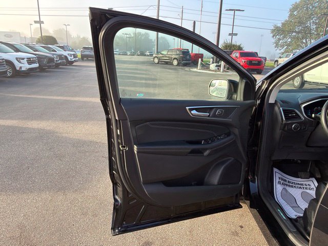 Used 2018 Ford Edge Titanium FWD image 12