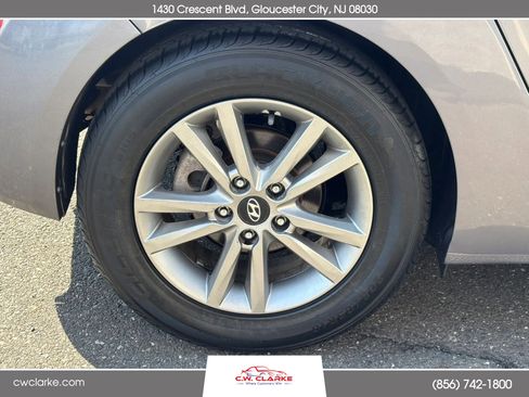 Used 2016 Hyundai Veloster FWD image 24
