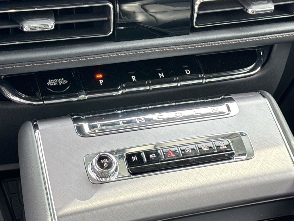 Used 2025 Lincoln Aviator AWD image 35