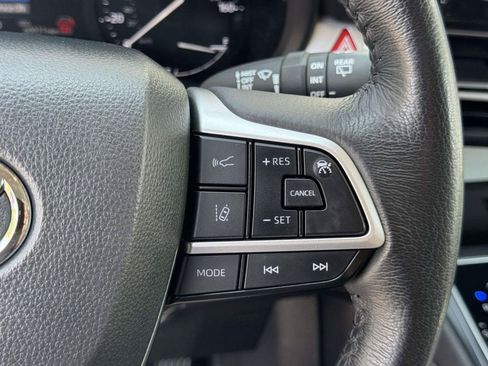 Used 2025 Toyota Sienna XLE FWD image 12