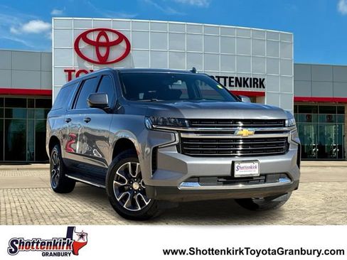 Used 2021 Chevrolet Suburban LT image 1