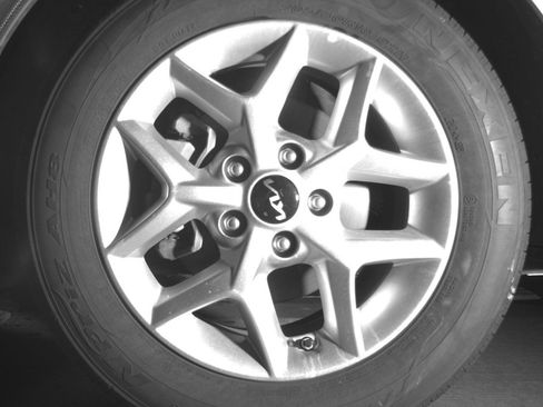 Used 2025 Kia Soul LX w/ LX Technology Package image 12