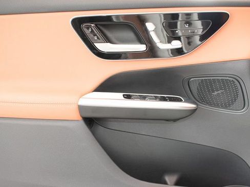 Used 2025 Mercedes-Benz GLC 300 4MATIC image 19