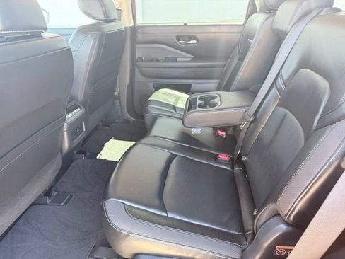 Used 2023 Nissan Pathfinder SL FWD image 16