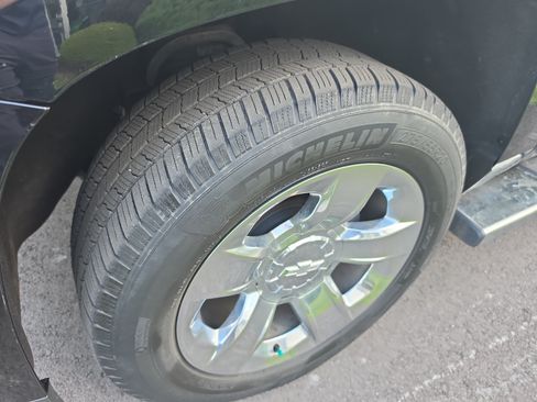 Used 2019 Chevrolet Tahoe LT w/ LT Signature Package AWD/4WD image 11