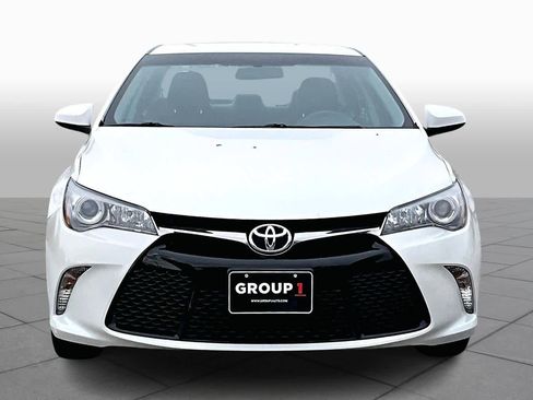 Used 2017 Toyota Camry SE image 3