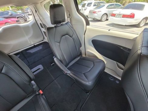 Used 2023 Chrysler Pacifica Touring-L FWD image 6