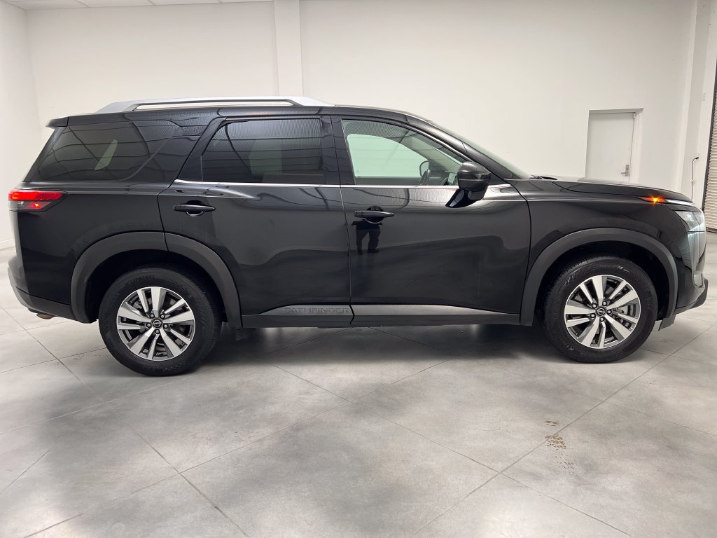 Used 2025 Nissan Pathfinder SL AWD/4WD image 10