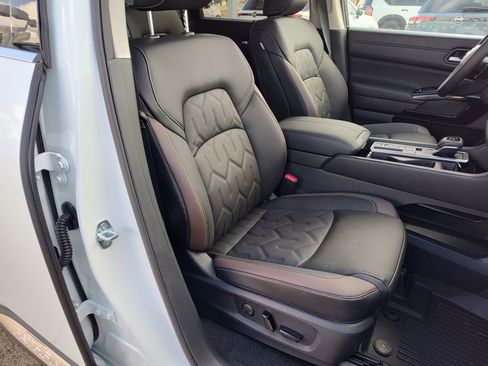 New 2026 Nissan Pathfinder Platinum image 13