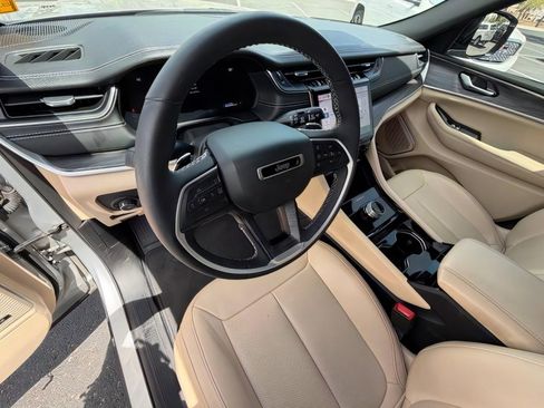 Used 2023 Jeep Grand Cherokee L Limited w/ Luxury Tech Group II RWD image 15
