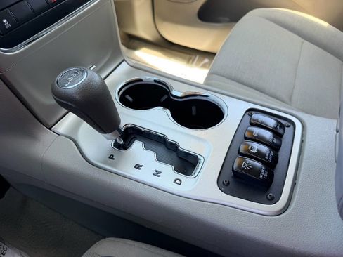 Used 2012 Jeep Grand Cherokee Laredo w/ Laredo E Group AWD/4WD image 37