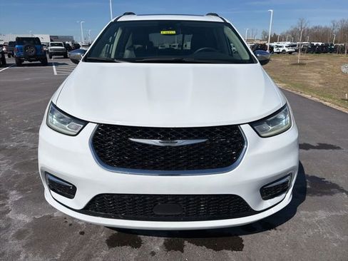 Used 2023 Chrysler Pacifica Limited image 3