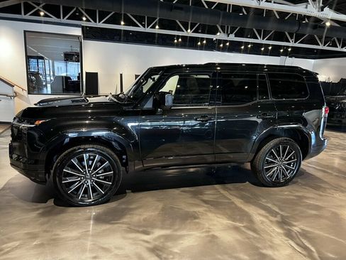 Used 2024 Lexus GX 550 AWD/4WD image 2