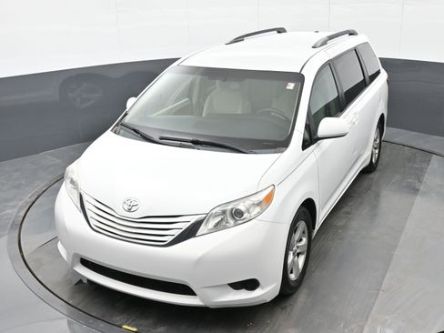 Used 2015 Toyota Sienna LE image 36