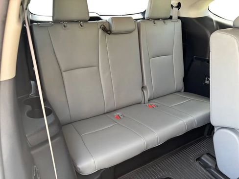 Used 2023 Toyota Highlander XLE FWD image 37
