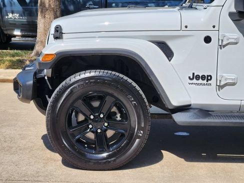 Used 2020 Jeep Wrangler Unlimited Sahara AWD/4WD image 8