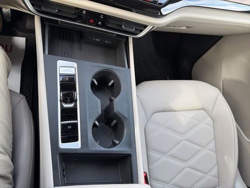 Used 2025 Volkswagen Atlas SE image 14